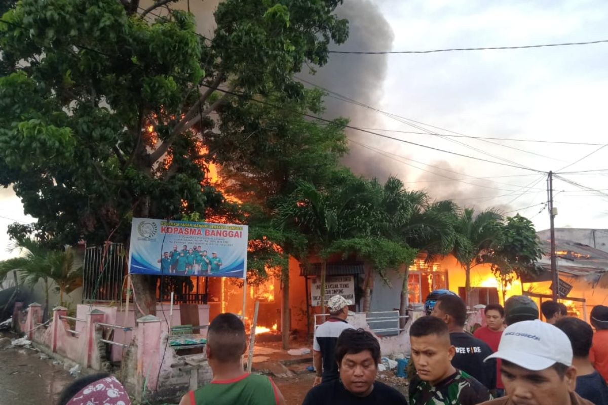 Pasar Simpong di Luwuk terbakar  jelang salat Idul Fitri