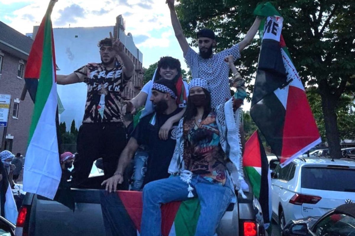 Bella Hadid ikuti aksi dukung Palestina di Jalan Bay Ridge, New York