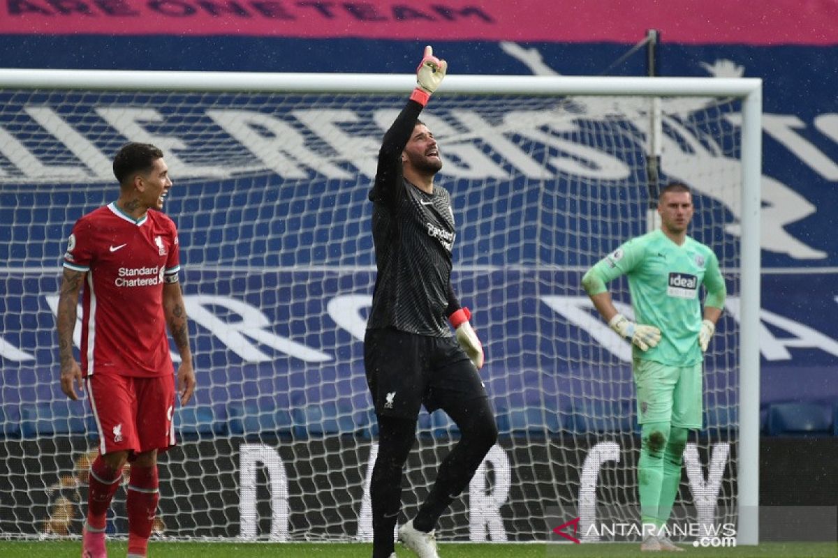 Mendiang ayah Alisson ikut rayakan golnya lawan West Brom