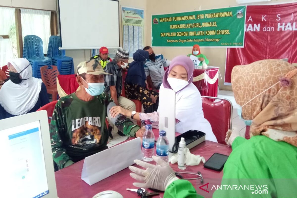 Bentuk dukungan pada progran nasional pemerintah, purnawirawan TNI Kodim 0310 divaksin COVID-19