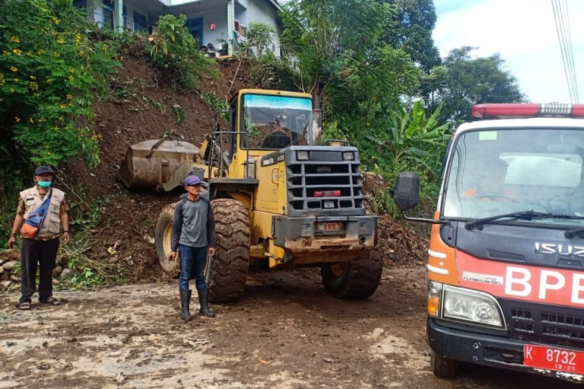 Tanggul sungai jebol dan tanah longsor di Kudus akibat hujan deras