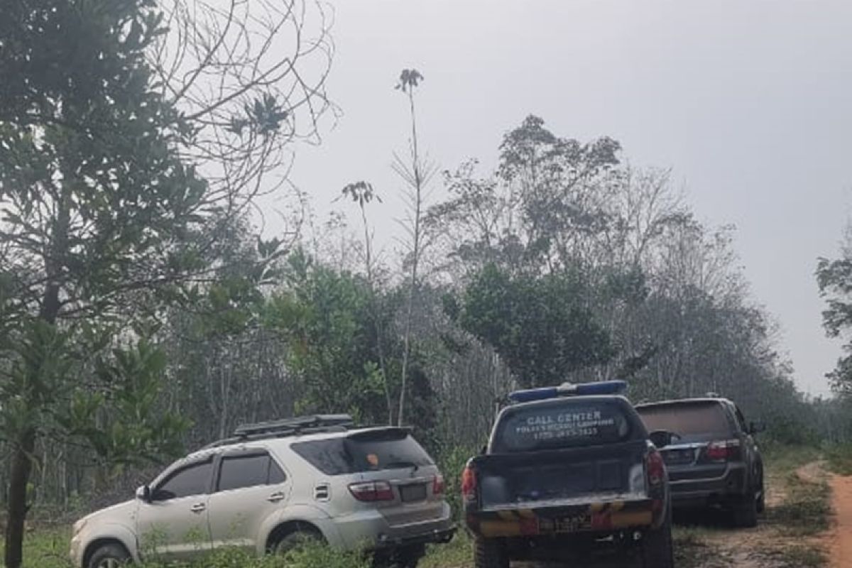 Judi sabung ayam digerebek, dua kades kabur tinggalkan mobil Fortuner