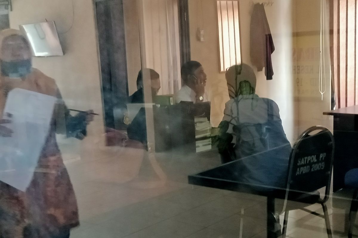 Satpol PP amankan dua orang diduga ASN Pemkab Pasaman di dalam sebuah mobil depan GOR