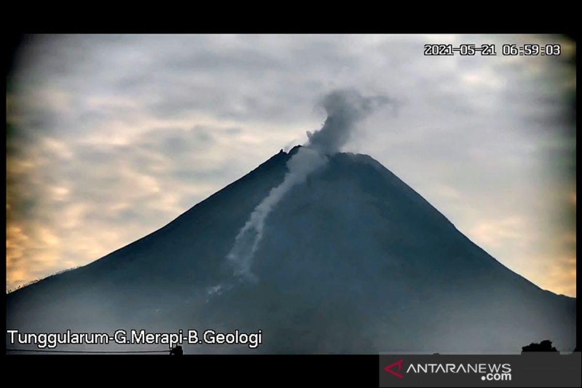 Merapi luncurkan dua awan panas guguran 2 km