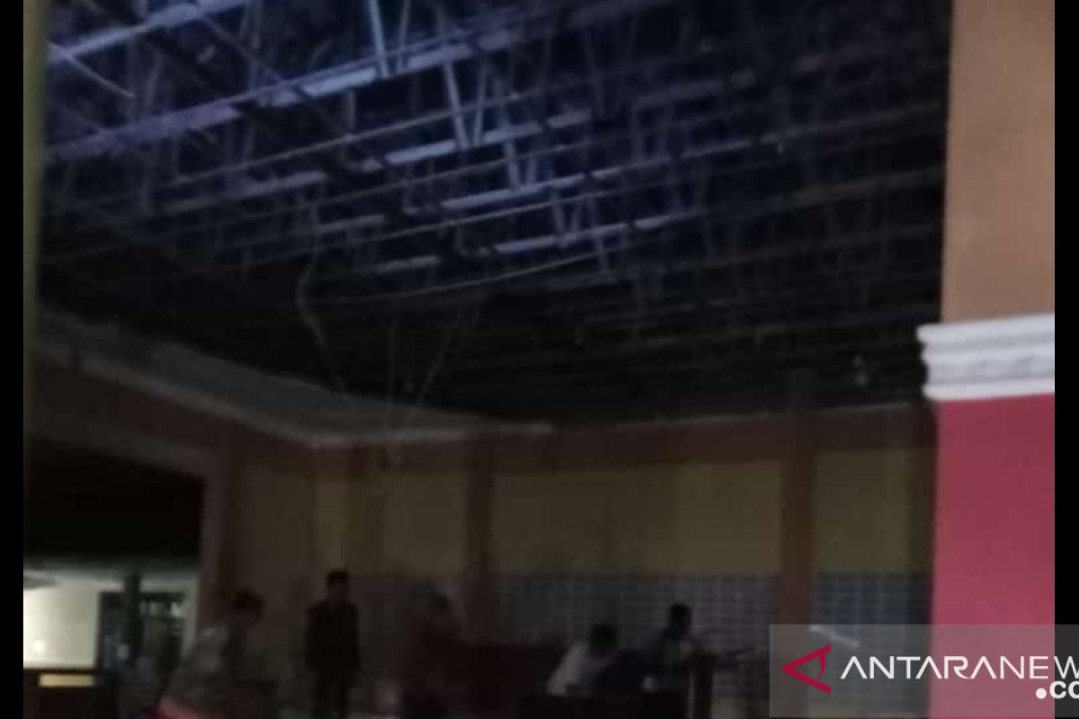 Gempa Blitar runtuhkan plafon aula Desa Sarimulyo Jember