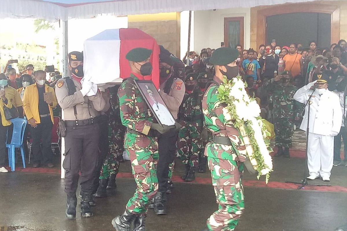 Wagub Papua Klemen Tinal dimakamkan secara militer di pemakaman Timika