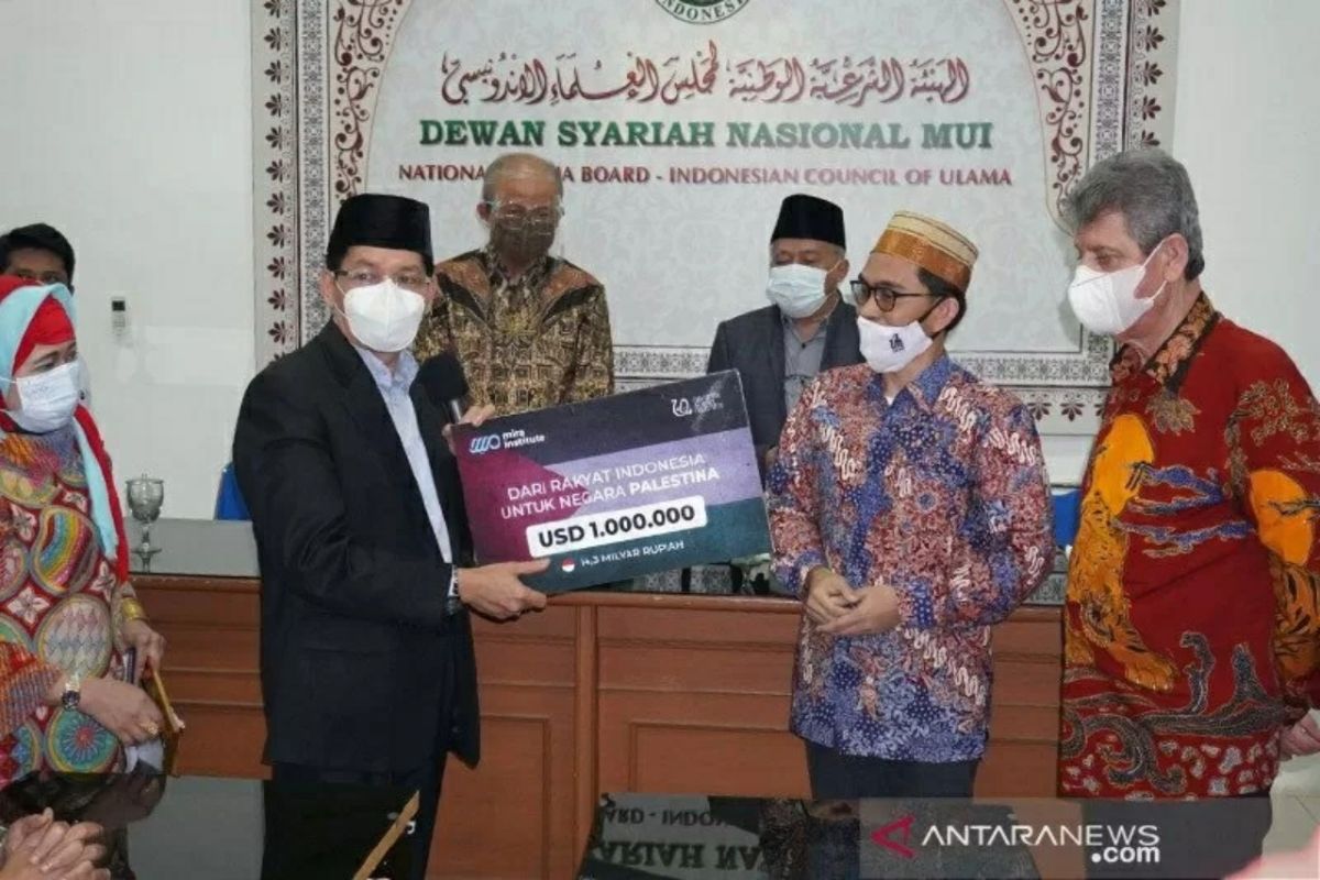 Ustadz Adi Hidayat serahkan Rp14,3 miliar untuk Palestina