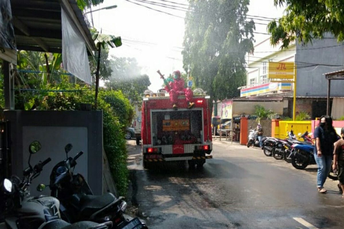 Jadi kluster COVID-19, permukiman di Cilangkap disemprot disinfektan