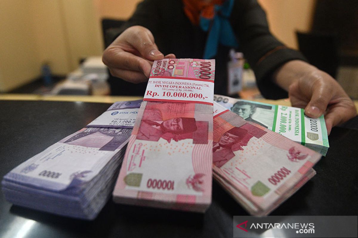 Kasus baru COVID-19 tembus 38.000, nilai tukar rupiah terus melemah