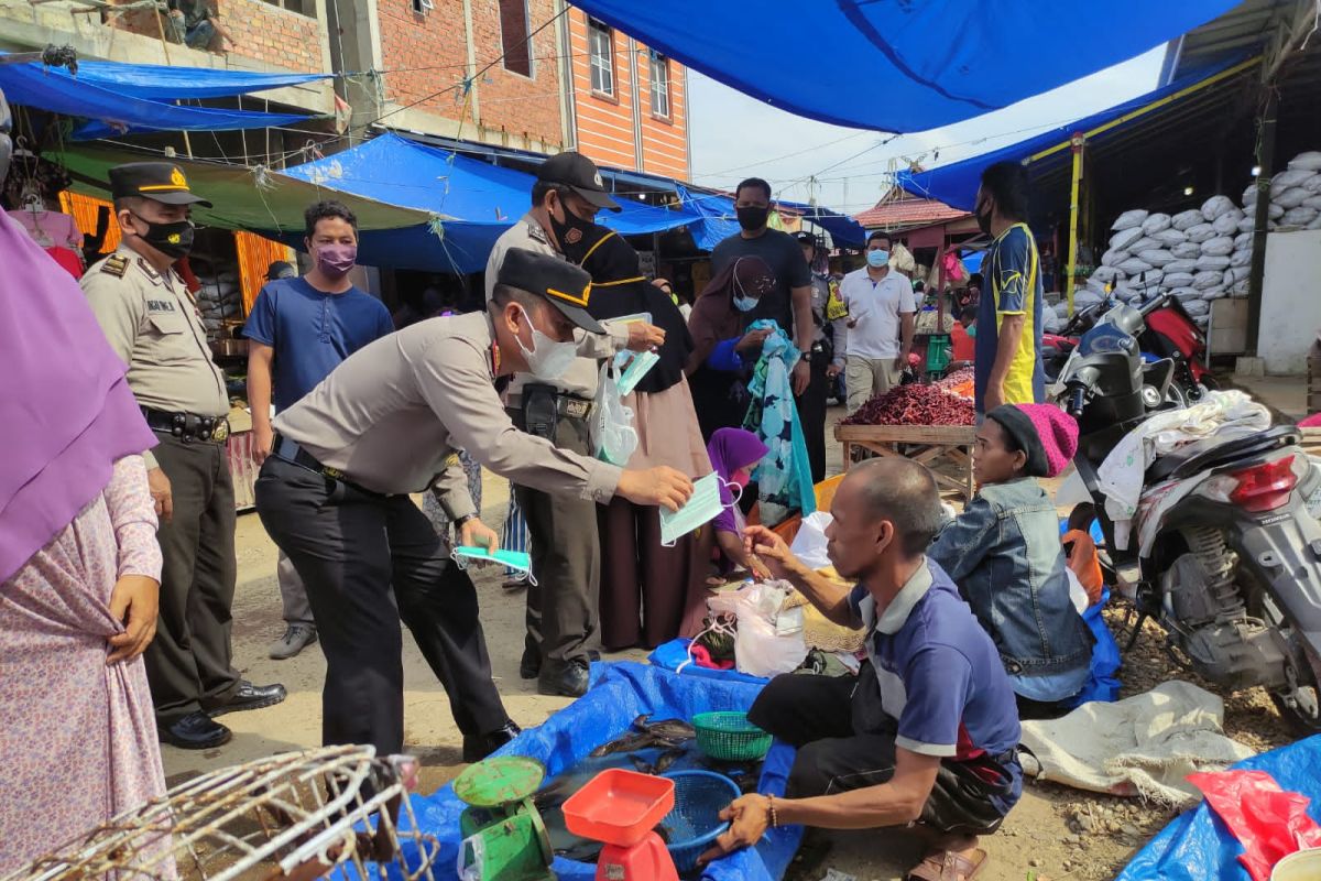 Putus penyebaran COVID-19, pedagang Pasar Kayu Jati dapat masker gratis