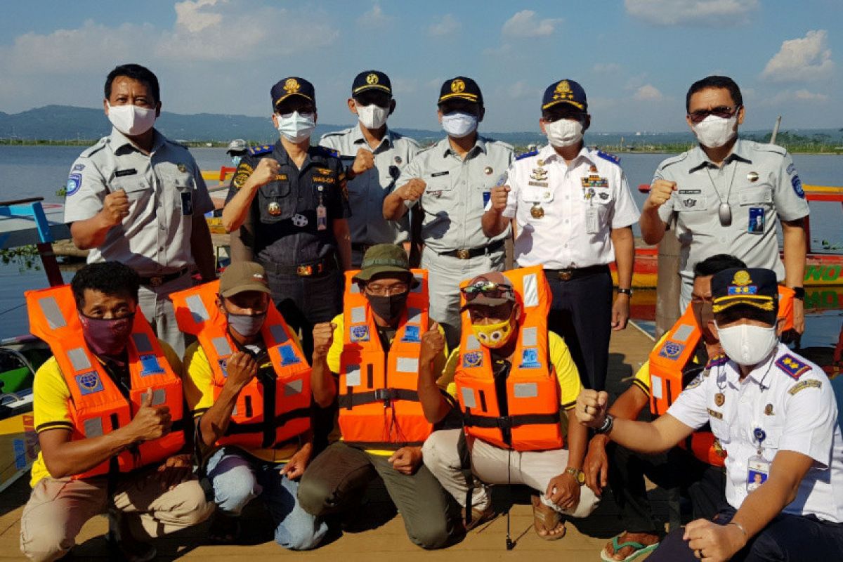 Jasa Raharja serahkan life jacket ke Waduk Kedung Ombo dan Danau Rawa Pening.