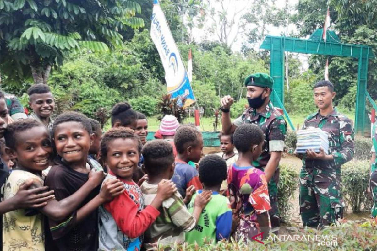 Peduli pendidikan, Satgas TNI mengajar siswa SD di perbatasan