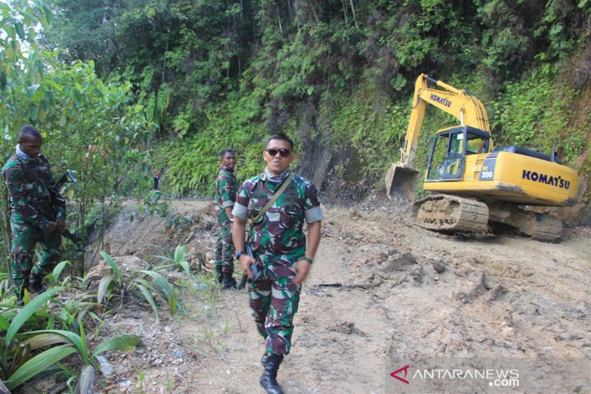 Personel TNI Jayawijaya buka lahan kedelai percontohan