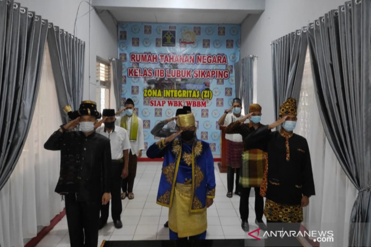 Mengenakan pakaian adat nasional, sembilan staf Rutan Kelas IIB Lubuk Sikaping upacara hari lahir Pancasila