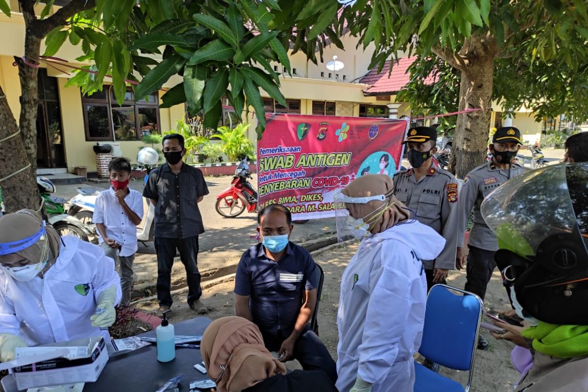 Tes swab antigen secara acak sasar pengguna jalan di depan Mako Polres Bima Kabupaten