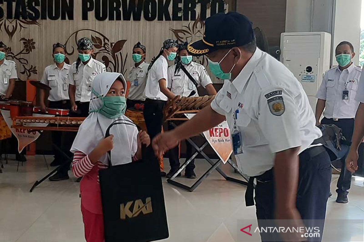 Hari Lahir Pancasila, KAI Purwokerto bagikan suvenir kepada calon penumpang