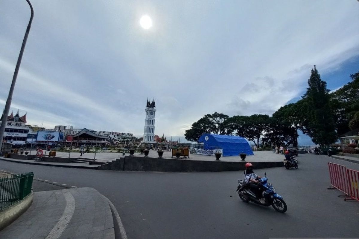 Dengan prokes ketat, taman dan kawasan wisata Jam Gadang Bukittinggi kembali dibuka