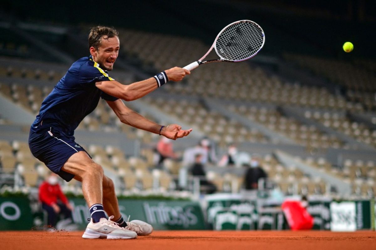 Medvedev habiskan dua jam untuk melaju babak ketiga French Open