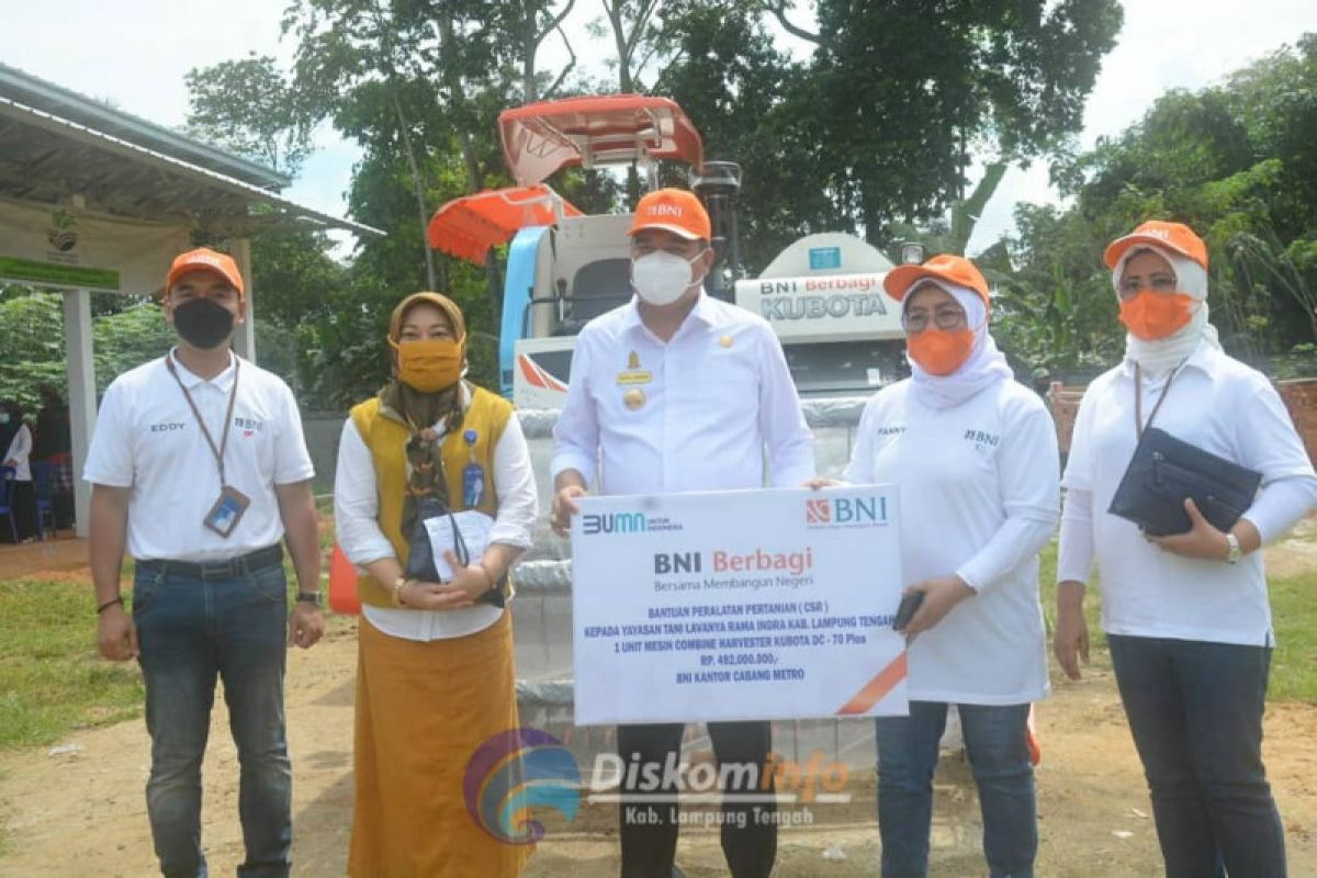 Bupati Lampung Tengah serahkan bantuan CSR dari BNI