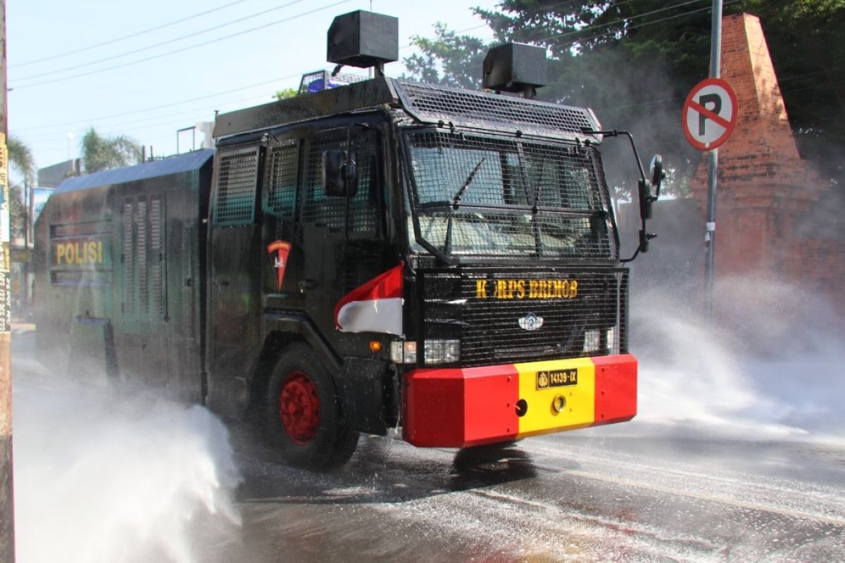 Mobil water canon polisi bantu  penyemprotan disinfektan cegah COVID-19