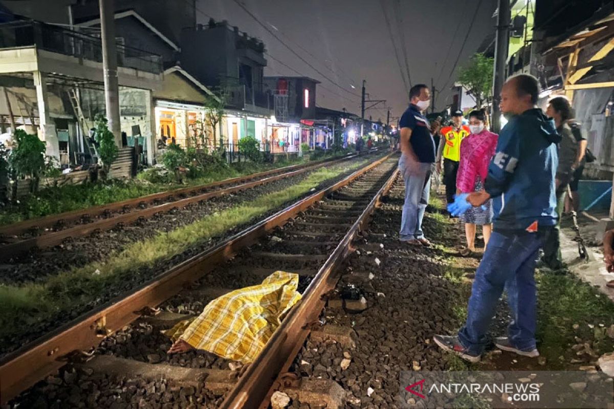 Seorang pelajar tewas tersambar kereta saat main ponsel