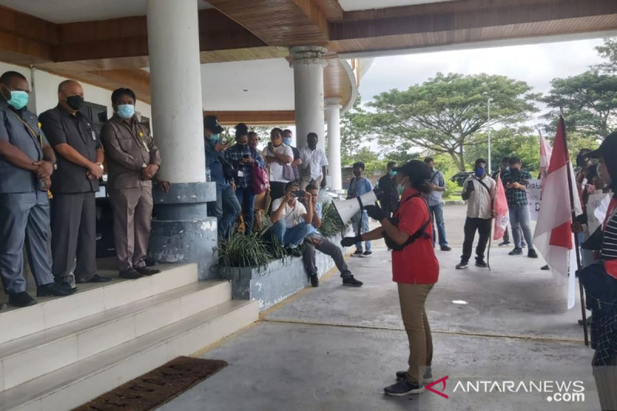 Mahasiswa Mimika tuntut DPRD usut pembangunan Kantor Disdikbud