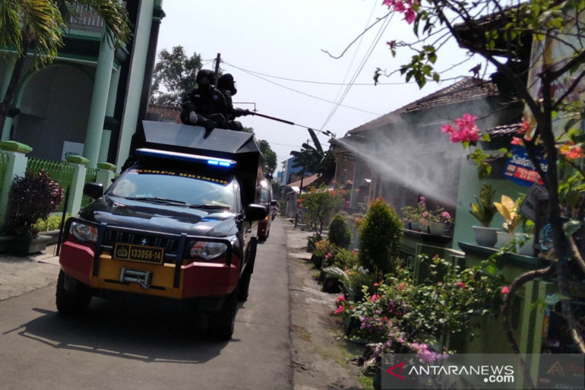 Gegana Polri semprot disinfektan desa zona merah di Kudus