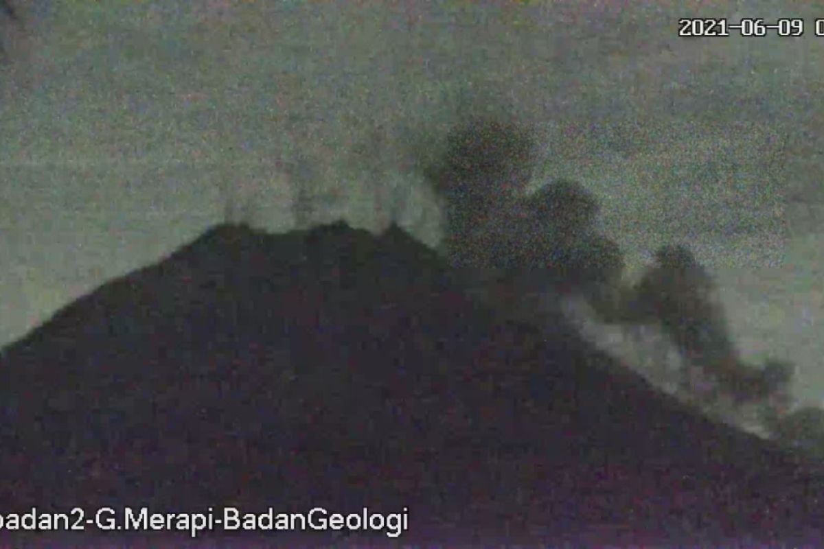 Awan panas guguran meluncur dari Gunung Merapi hingga 1,6 km