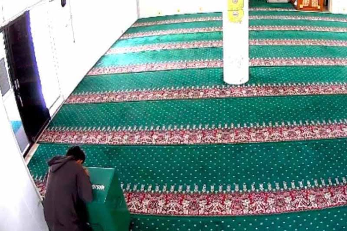 Aksi pencurian uang celengan masjid di Palangka Raya terekam CCTV