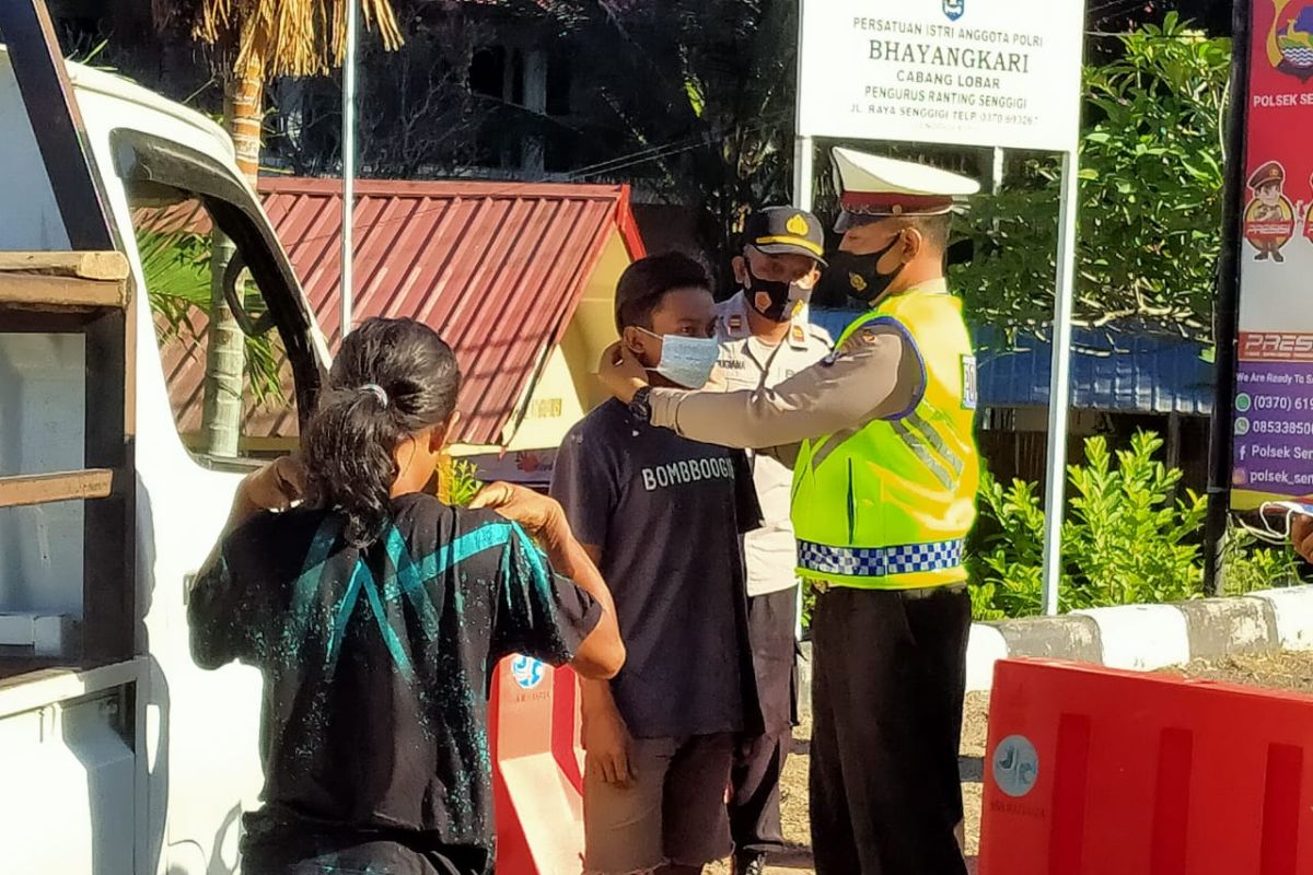 Tindak pelanggar, Polsek Senggigi edukasi prokes bagi masker gratis