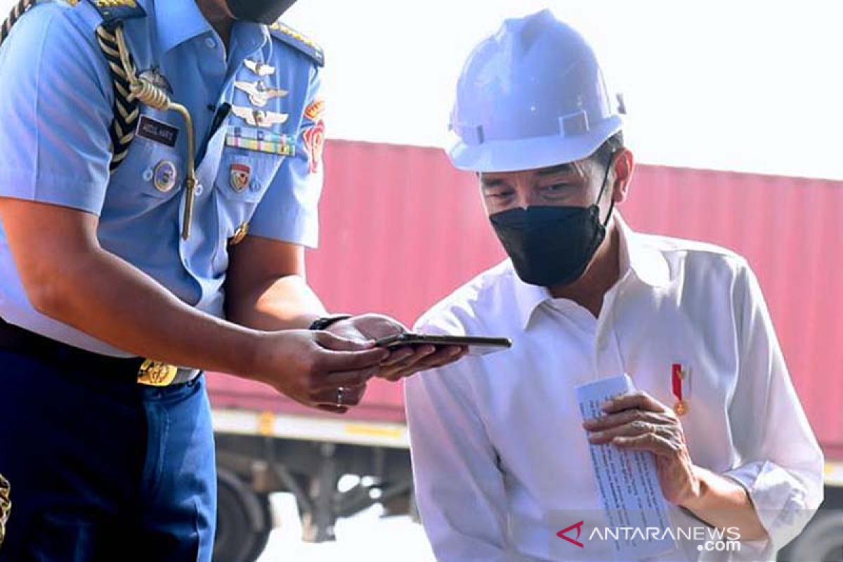 Artikel - Kupas jurus Jokowi tumpas 'raja kecil' Priok