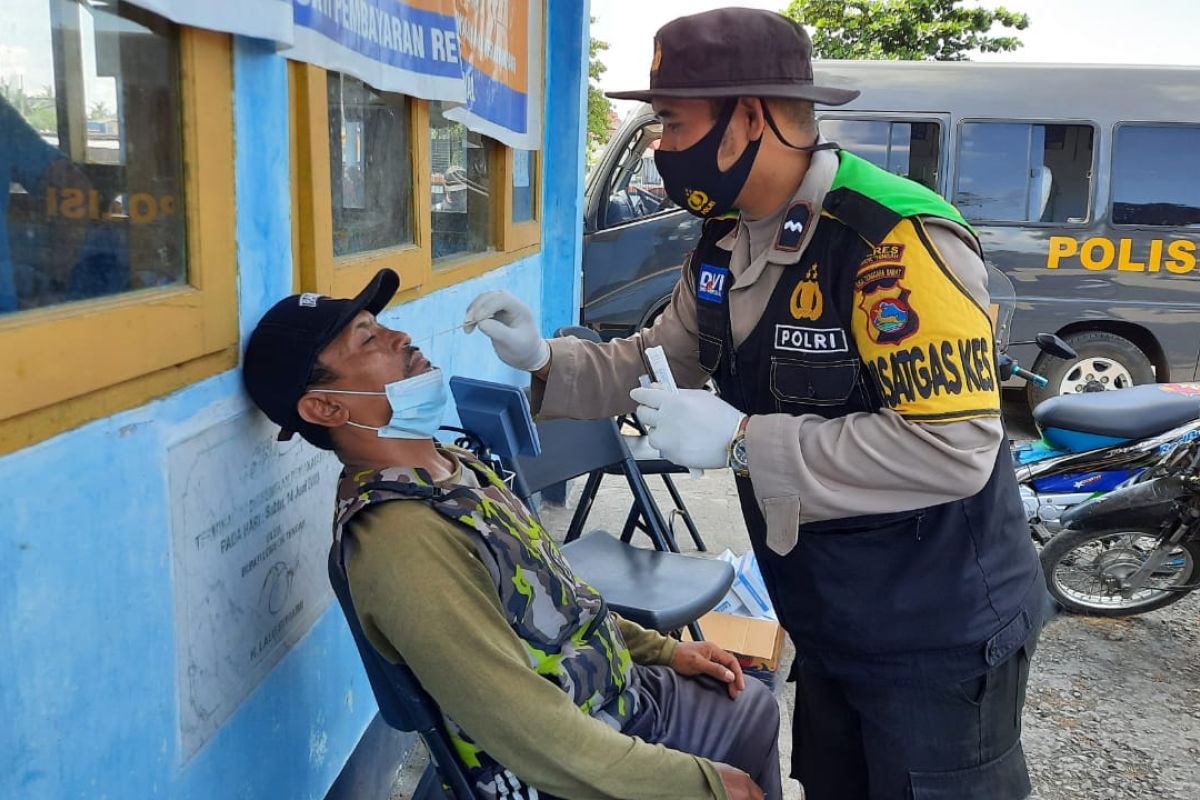 Polres Loteng swab antigen pengunjung Pasar Renteng