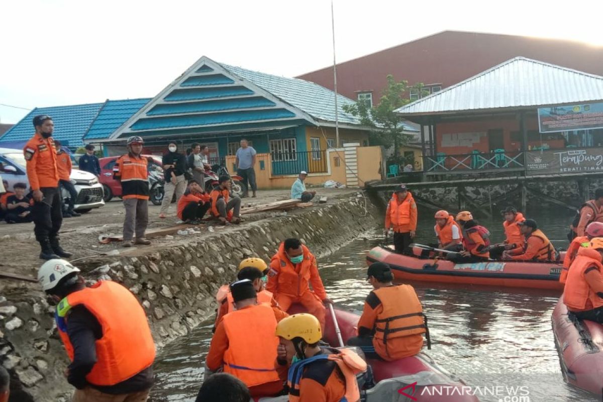 Tim SAR Kendari hentikan pencairan dua orang tenggelam di Danau Towuti