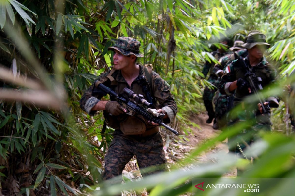 Marinir Indonesia dan AS berlatih perang hutan