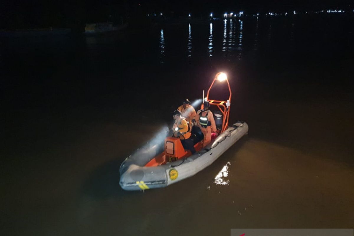 Tim SAR mencari anak yang terjatuh di Muara Sungai Agats Asmat