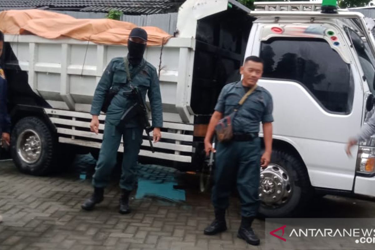 KLHK amankan truk bermuatan material tambang dari TNLL