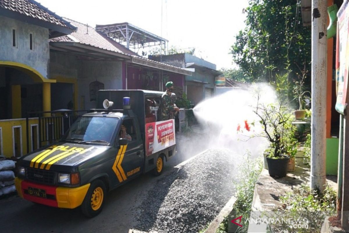 Tim Satgas Batang lakukan penyemprotan disinfektan cegah COVID-19