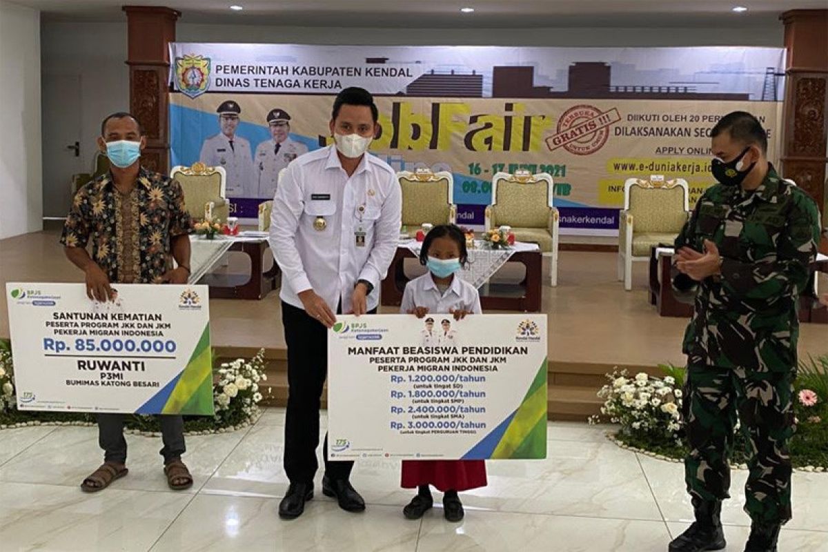 Bupati serahkan santunan BPJAMSOSTEK disela-sela Job Fair Kendal