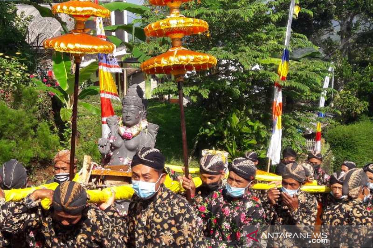 Umat Buddha Kaloran ritual peletakan patung Dewi Sri