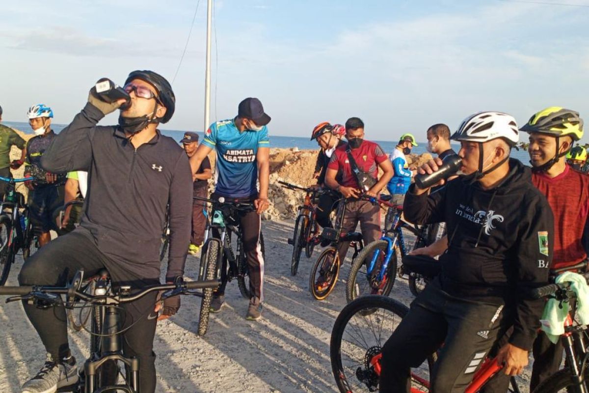 Mahyeldi-Audy kompak gowes keliling Padang jaga kesegaran fikiran