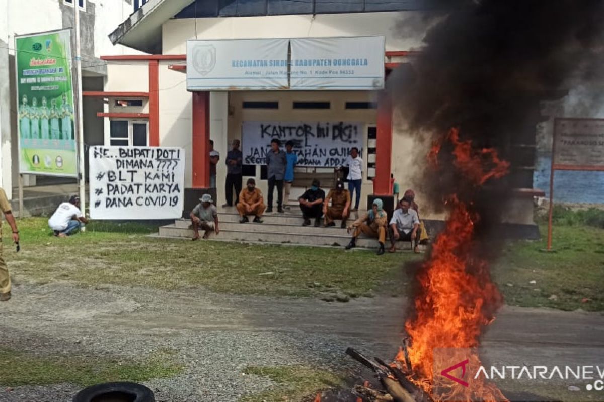 Aparat desa dan warga segel kantor desa di Donggala