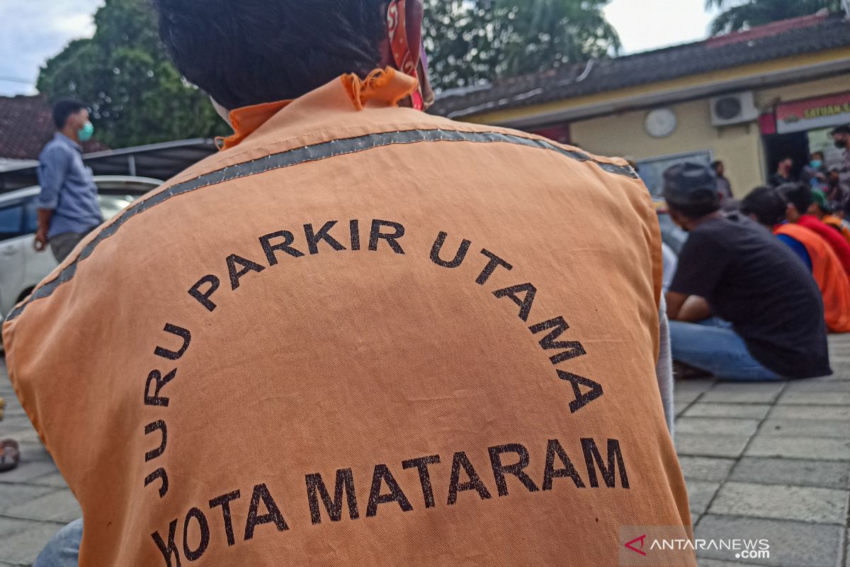 Polresta Mataram menyarankan juru parkir liar urus legalitas