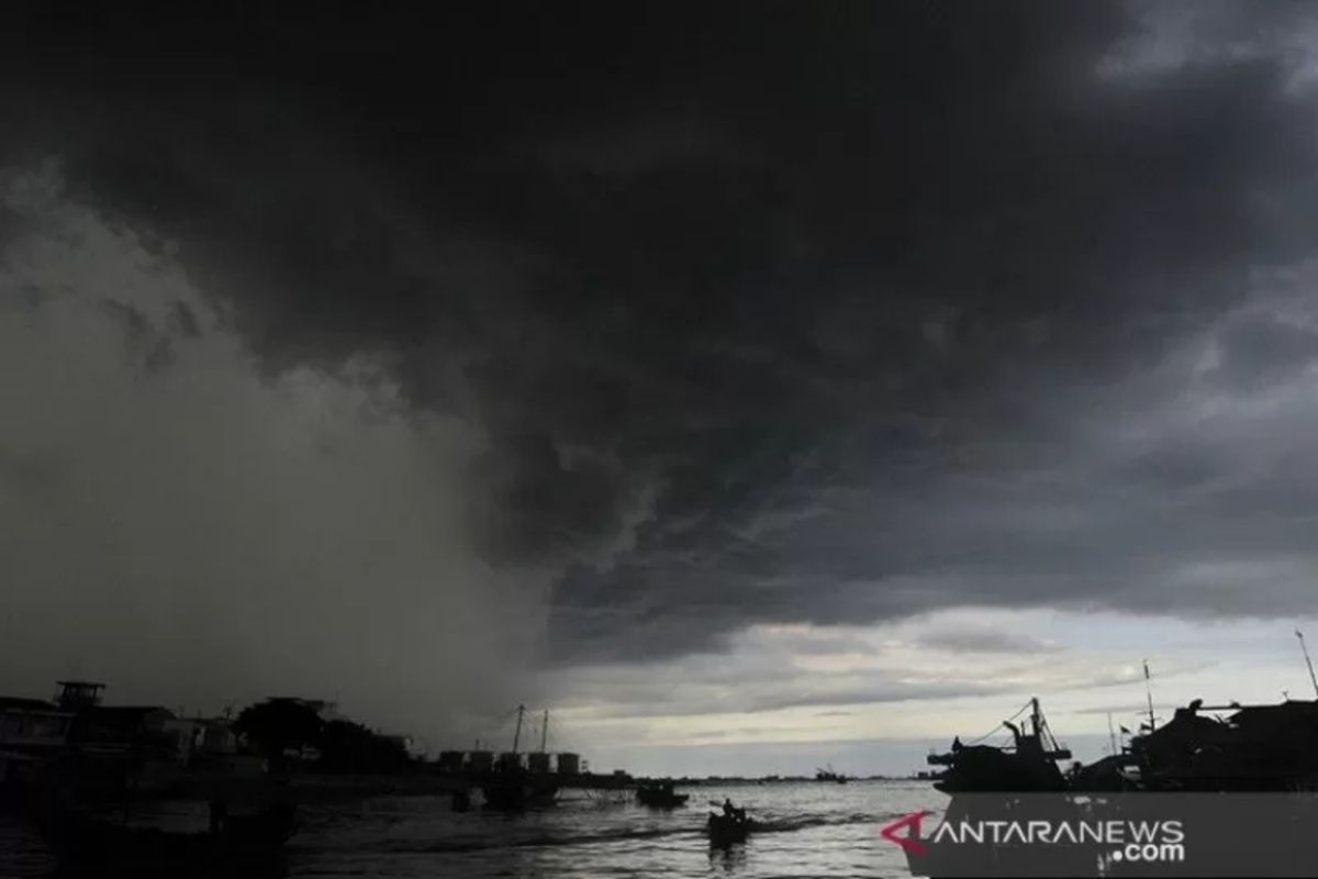 BMKG perkirakan sebagian petir dan hujan lebat, termasuk wilayah Kalimantan