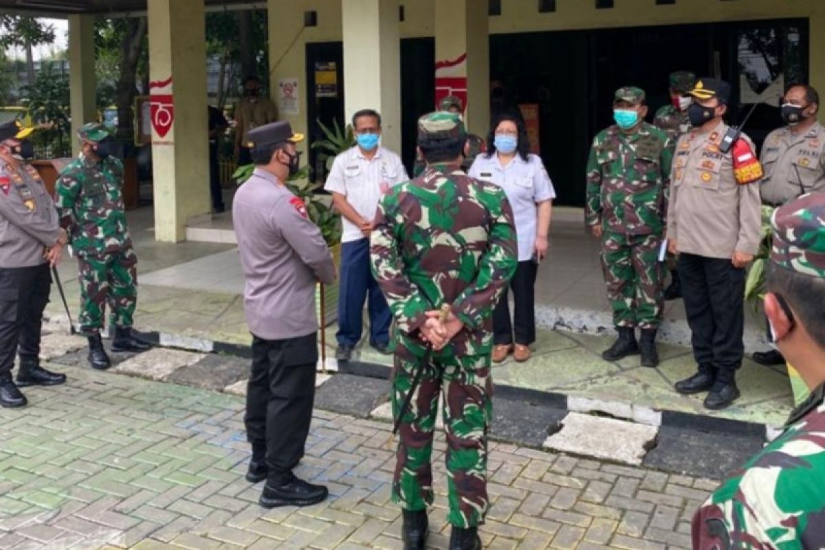 Panglima TNI dan Kapolri Tinjau Vaksinasi Massal Pelaut hingga Pekerja Pelabuhan Tanjung Priok