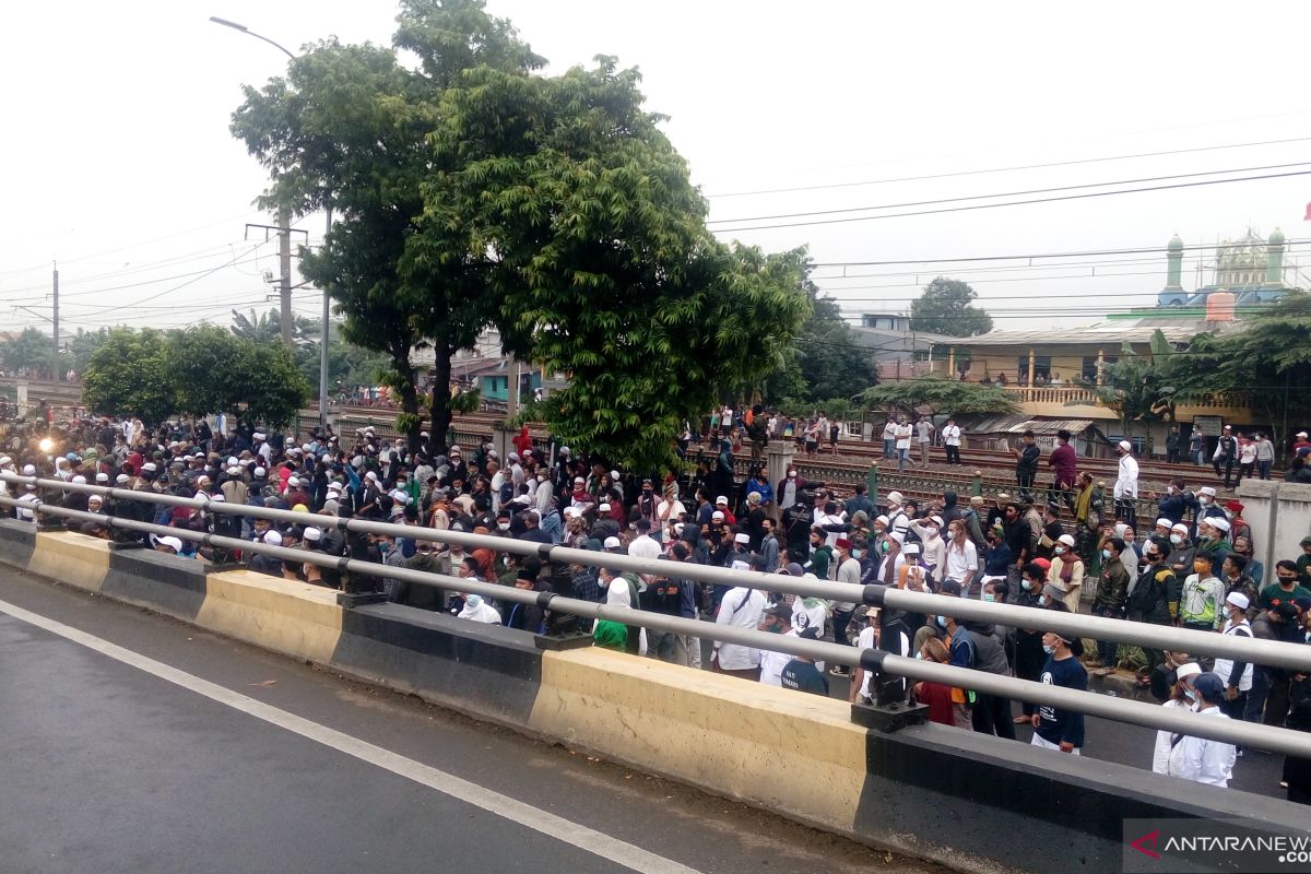 Massa simpatisan Rizieq Shihab kepung "flyover" Pondok Kopi