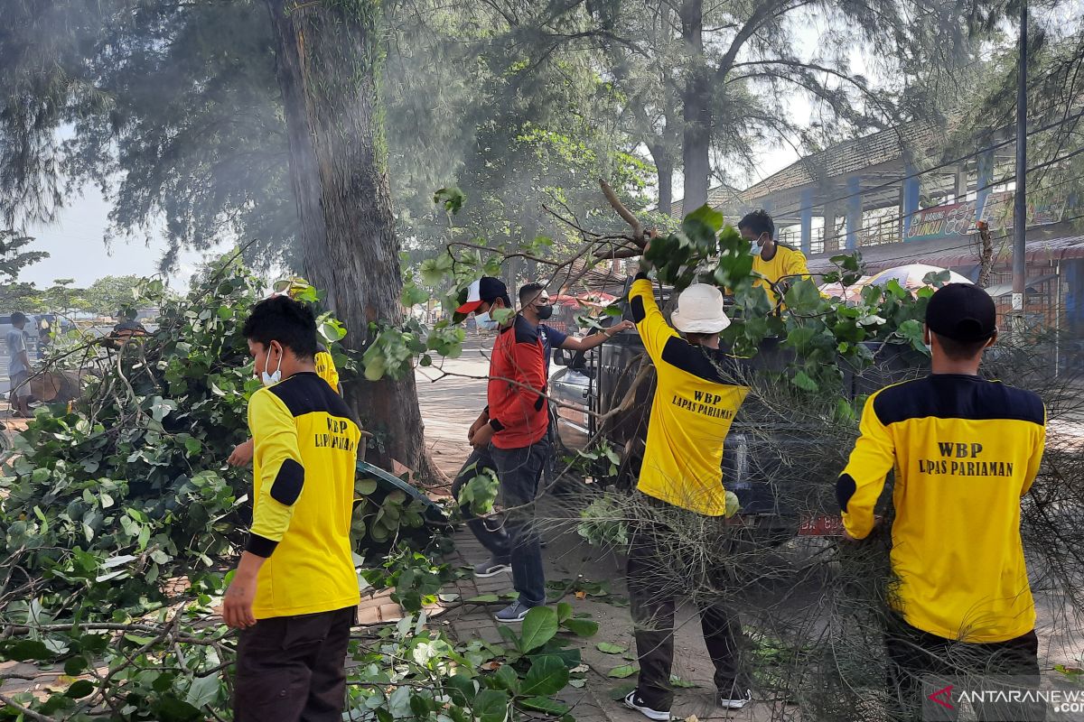 Bentuk pengabdian pada masyarakat, 15 anggota Pramuka Lapas Pariaman bersihkan Pantai Gandoria