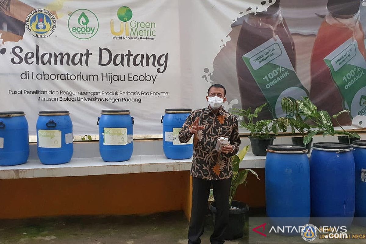 UNP gelontorkan cairan Eco Enzyme ke sungai sekitar kampus