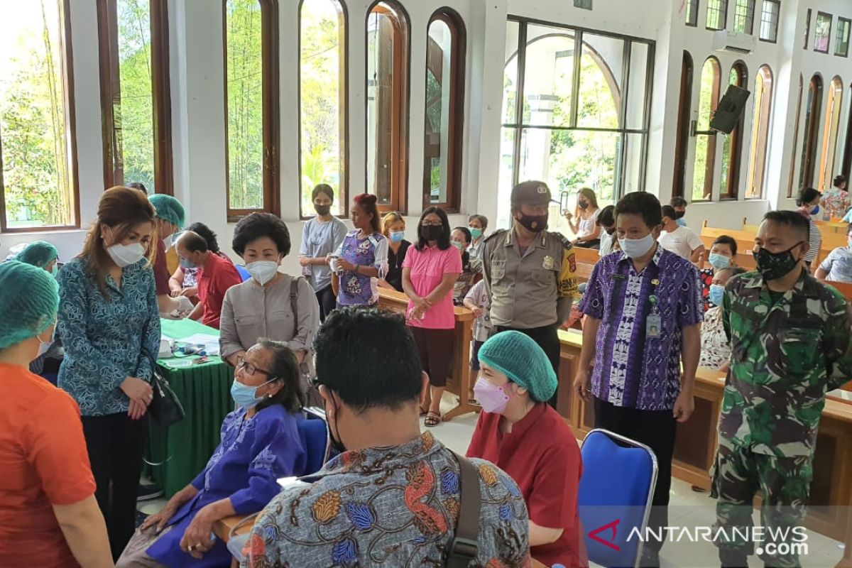 Ketua TP PKK Manado pantau lokasi-lokasi vaksinasi COVID-19