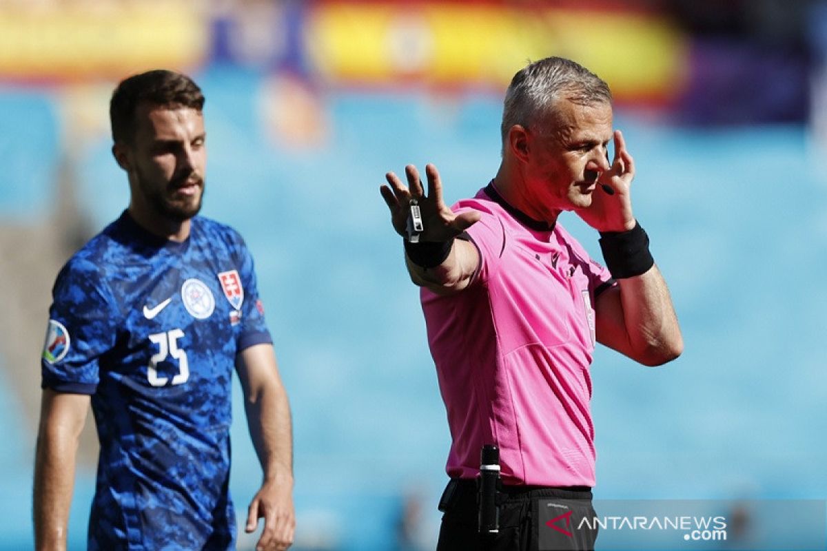 Hujan penalti warnai Euro 2020, ketua wasit UEFA membela VAR