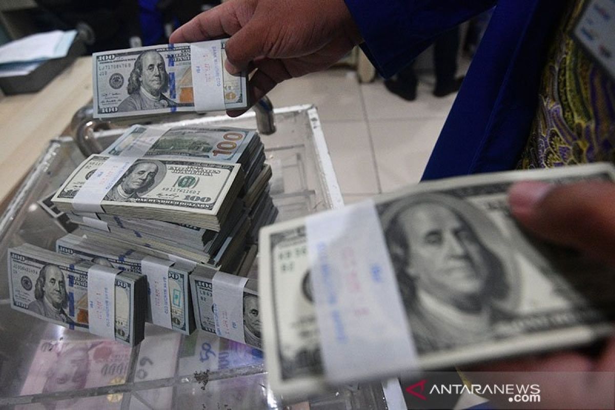 Dolar naik tipis sebelum pertemuan bank sentral